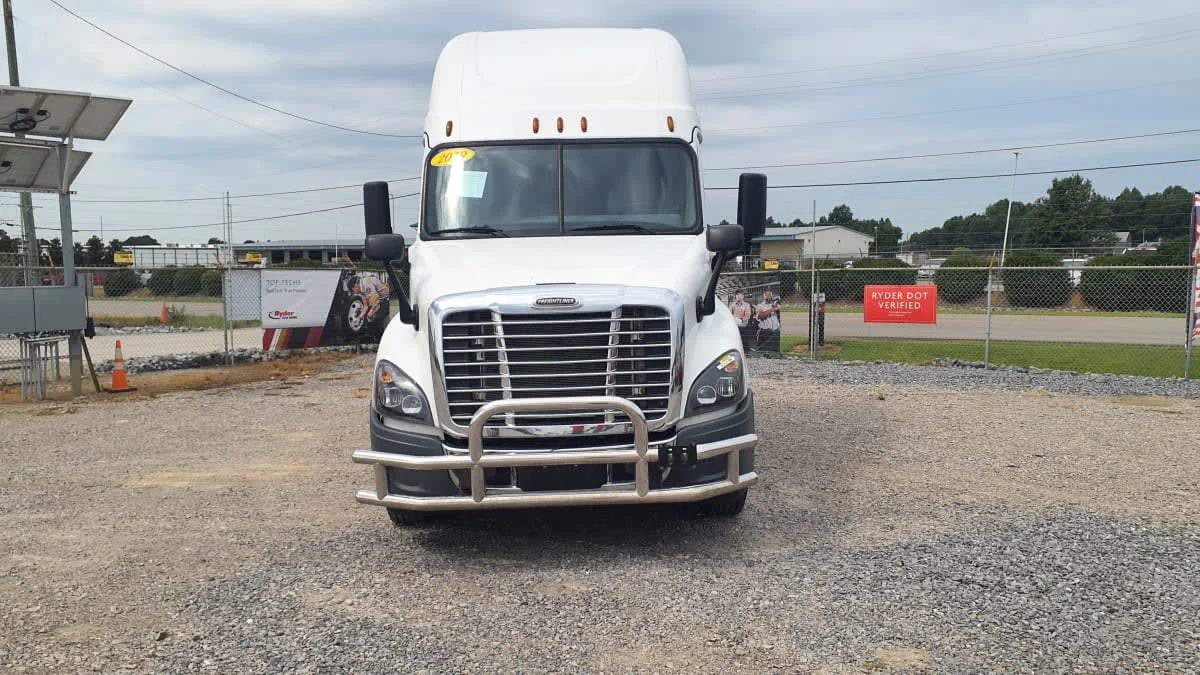2019 Freightliner Cascadia in Birmingham, AL — photo 2