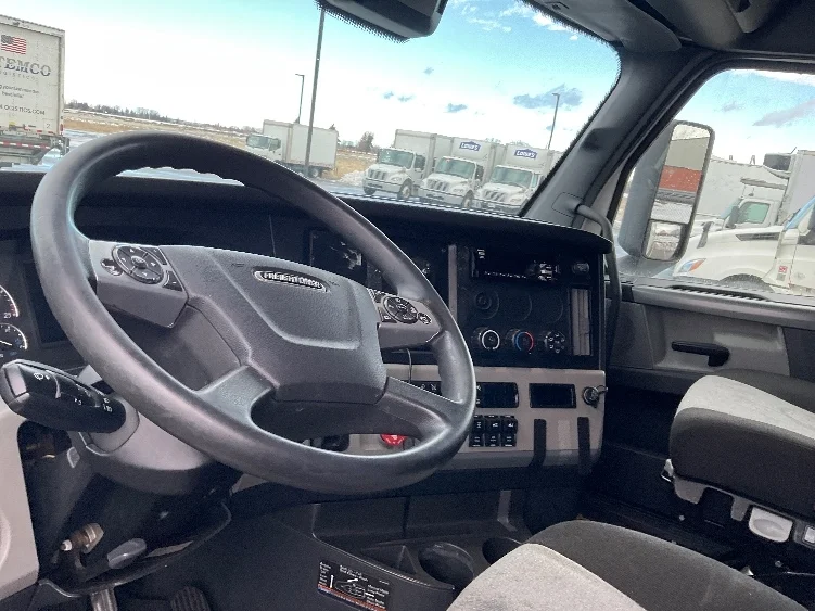 2021 Freightliner Cascadia - image 10