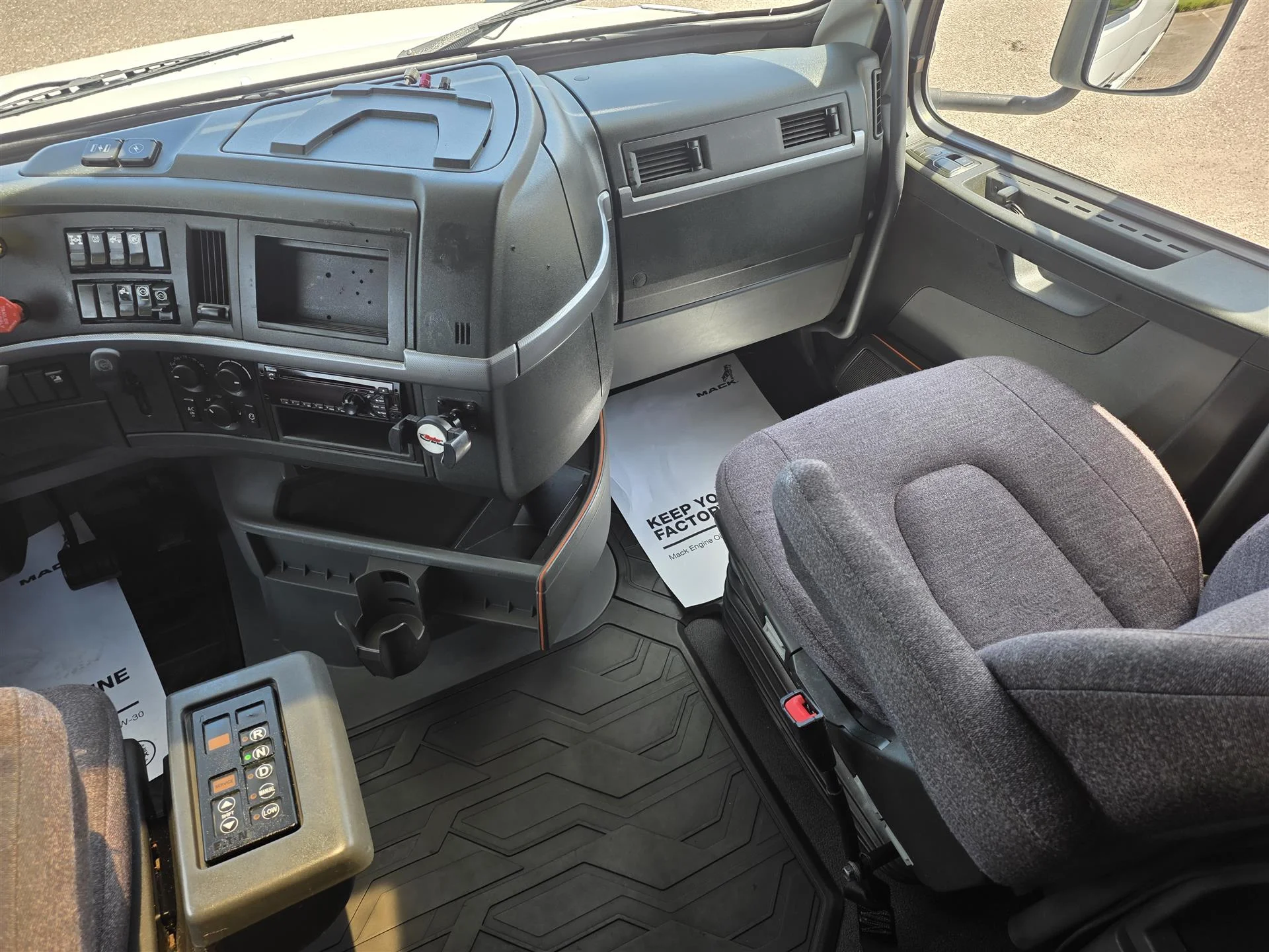 2019 Volvo VNL 760 in Orlando, FL — photo 14