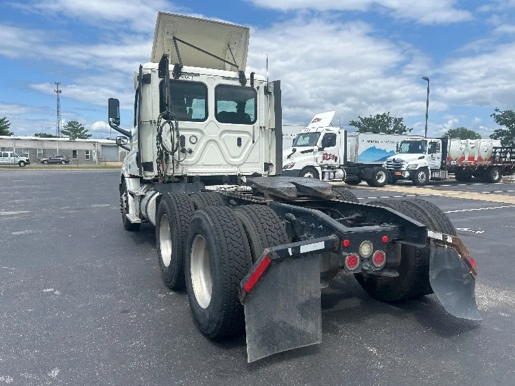 2018 Freightliner Cascadia in New Castle, DE — photo 5