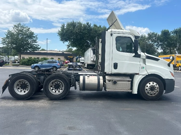 2018 Freightliner Cascadia in New Castle, DE — photo 8