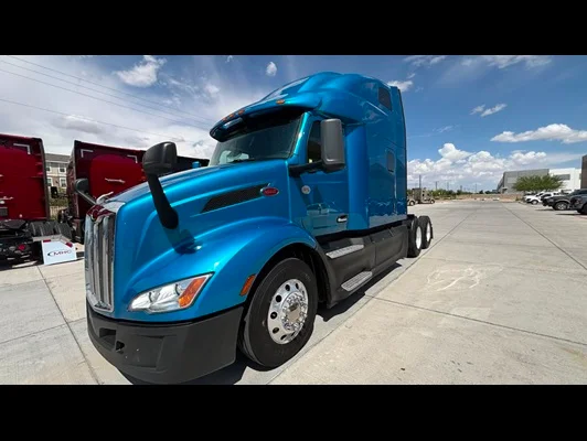 2022 Peterbilt 579 in El Paso, TX — photo 2