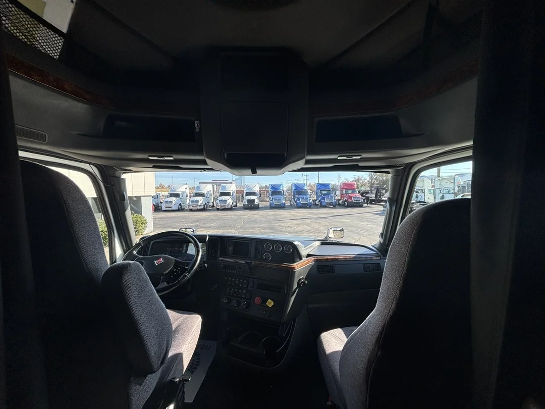 2022 International LT - image 8