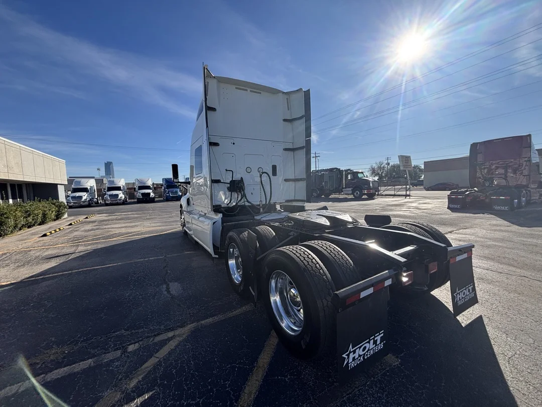 2022 International LT - image 5