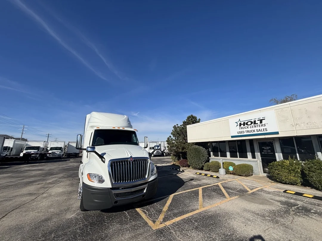 2022 International LT - image 2