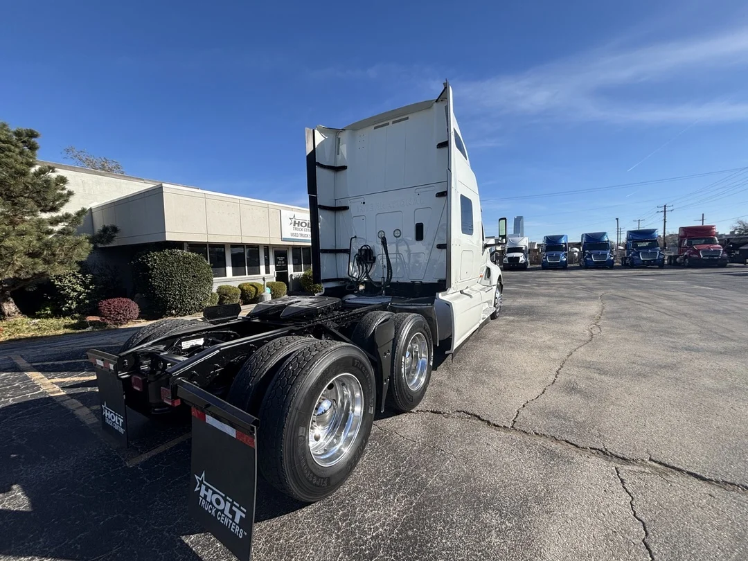 2022 International LT - image 4