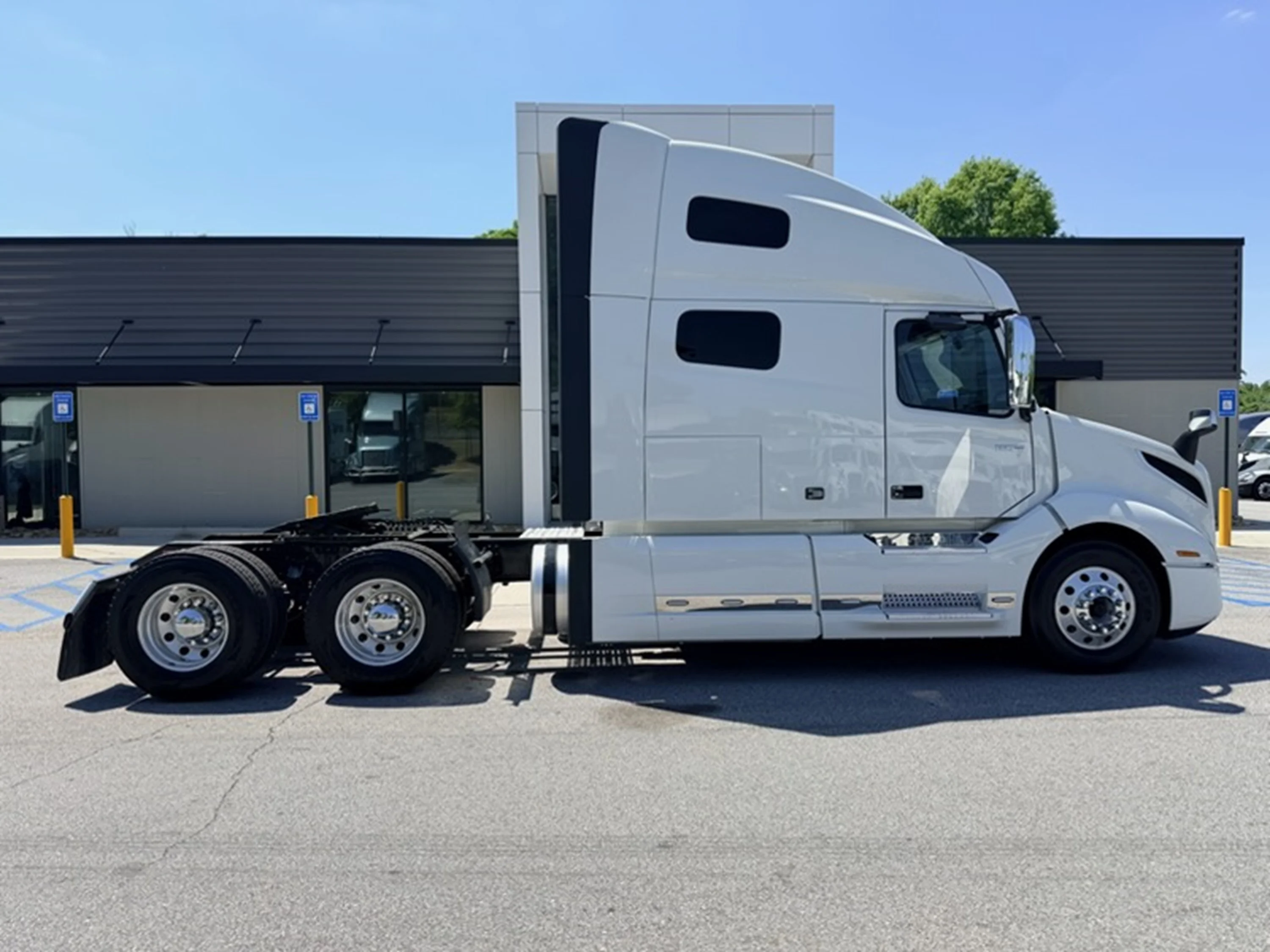 2024 Volvo VNL 760 - image 2