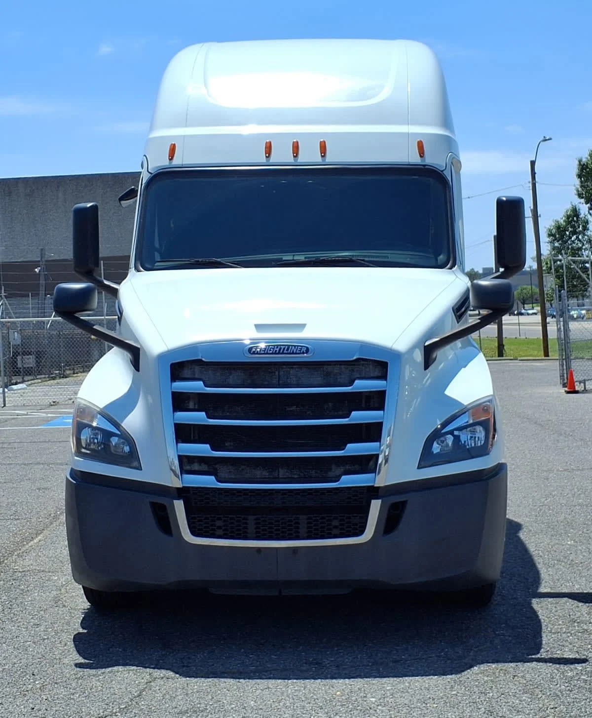 2020 Freightliner Cascadia in Memphis, TN — photo 2