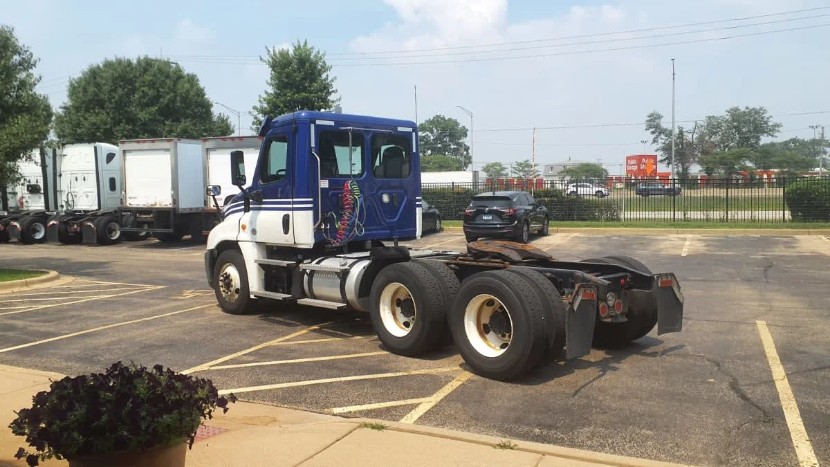 2020 Freightliner Cascadia in Bolingbrook, IL — photo 6