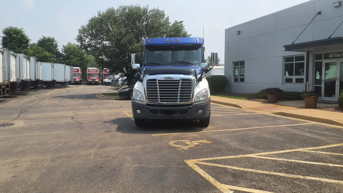 2020 Freightliner Cascadia in Bolingbrook, IL — photo 2
