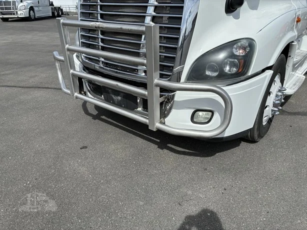 2015 Freightliner Cascadia - image 9