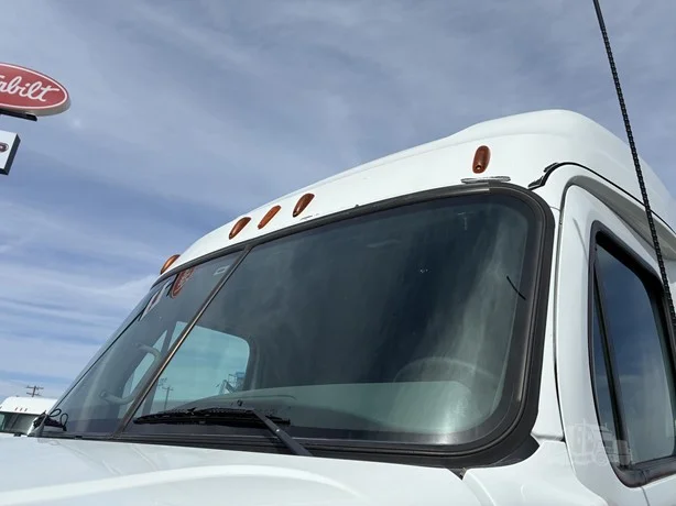 2015 Freightliner Cascadia - image 12