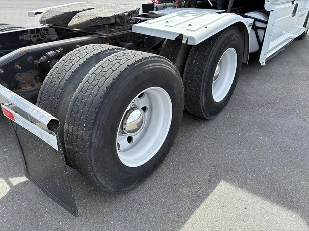 2015 Freightliner Cascadia - image 23