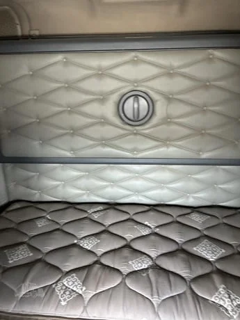 2015 Freightliner Cascadia - image 40