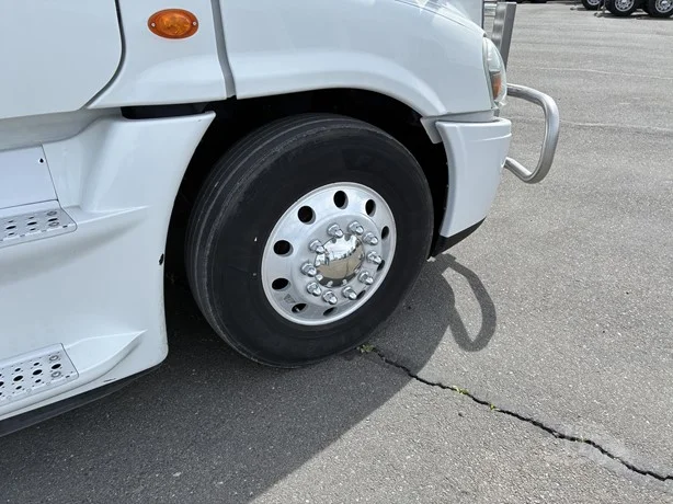 2015 Freightliner Cascadia - image 27