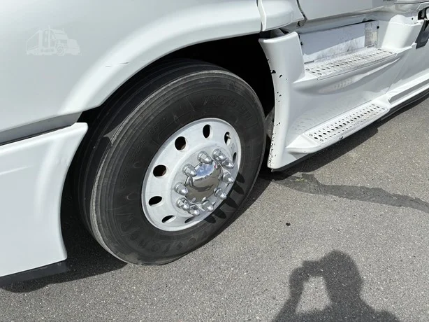 2015 Freightliner Cascadia - image 10