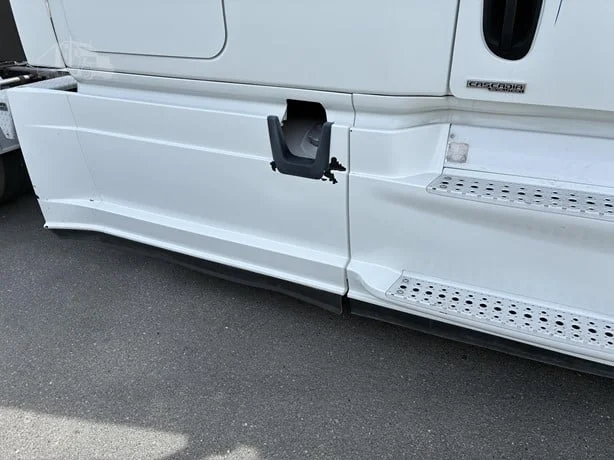 2015 Freightliner Cascadia - image 26