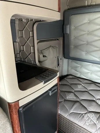 2015 Freightliner Cascadia - image 39