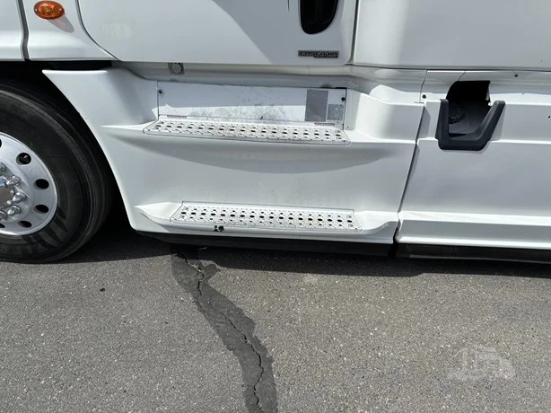 2015 Freightliner Cascadia - image 13