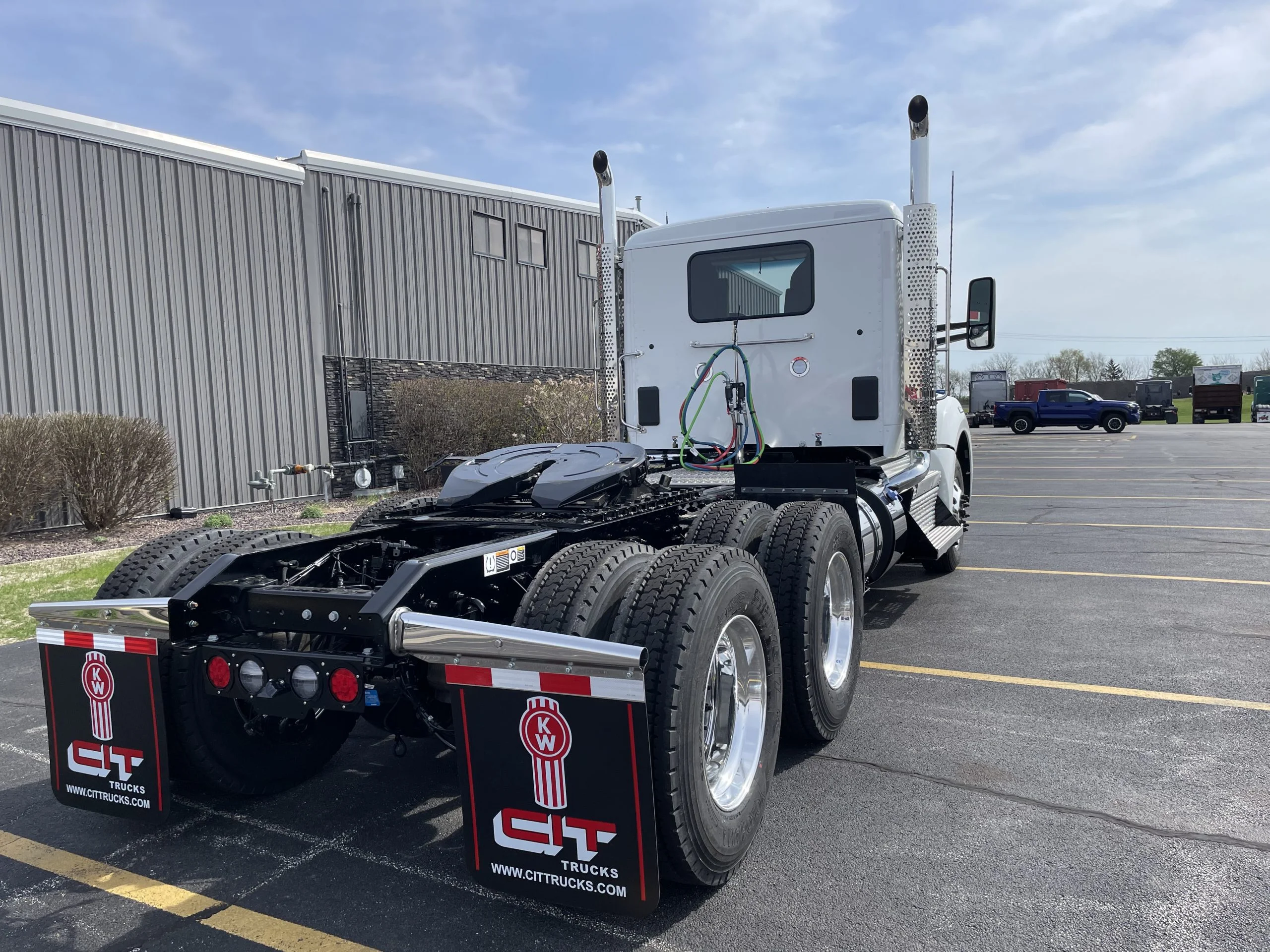 2027 Kenworth T880 - image 4