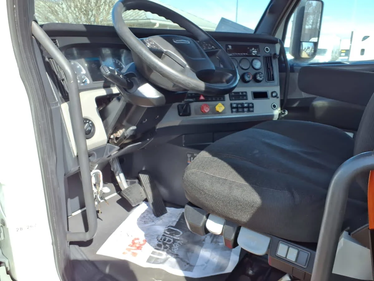2020 Freightliner Cascadia in Houston, TX — photo 7