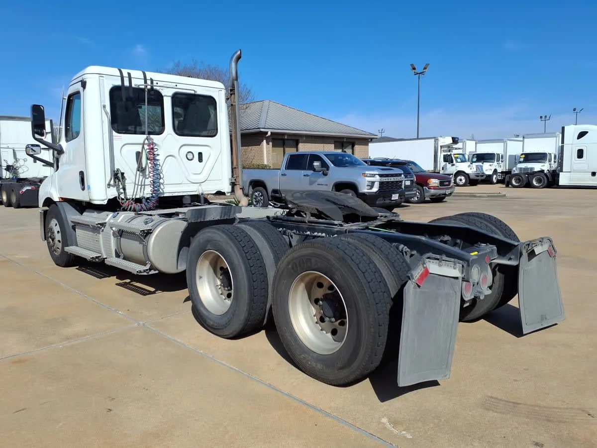 2020 Freightliner Cascadia in Houston, TX — photo 6