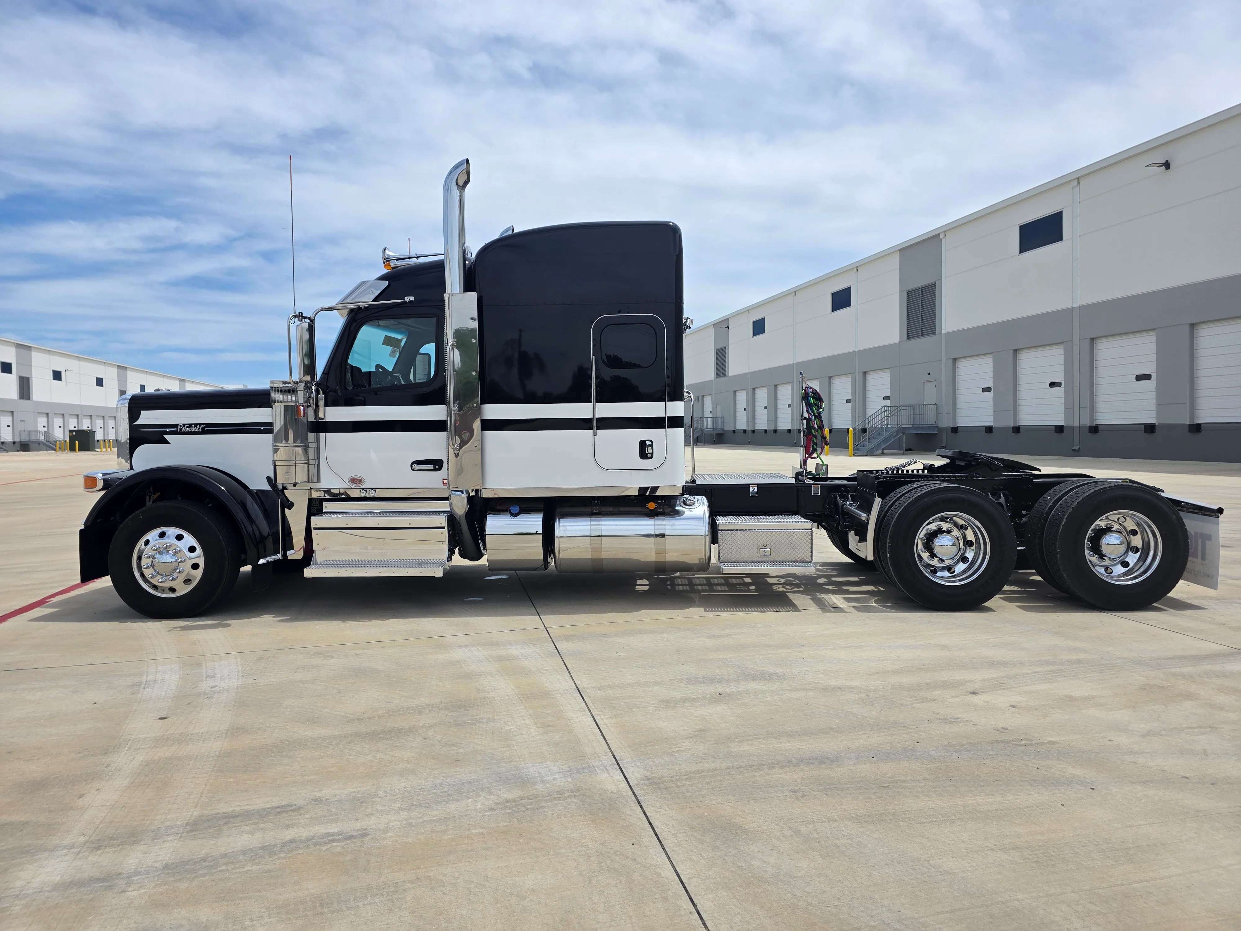 2027 Peterbilt 589 — photo 2