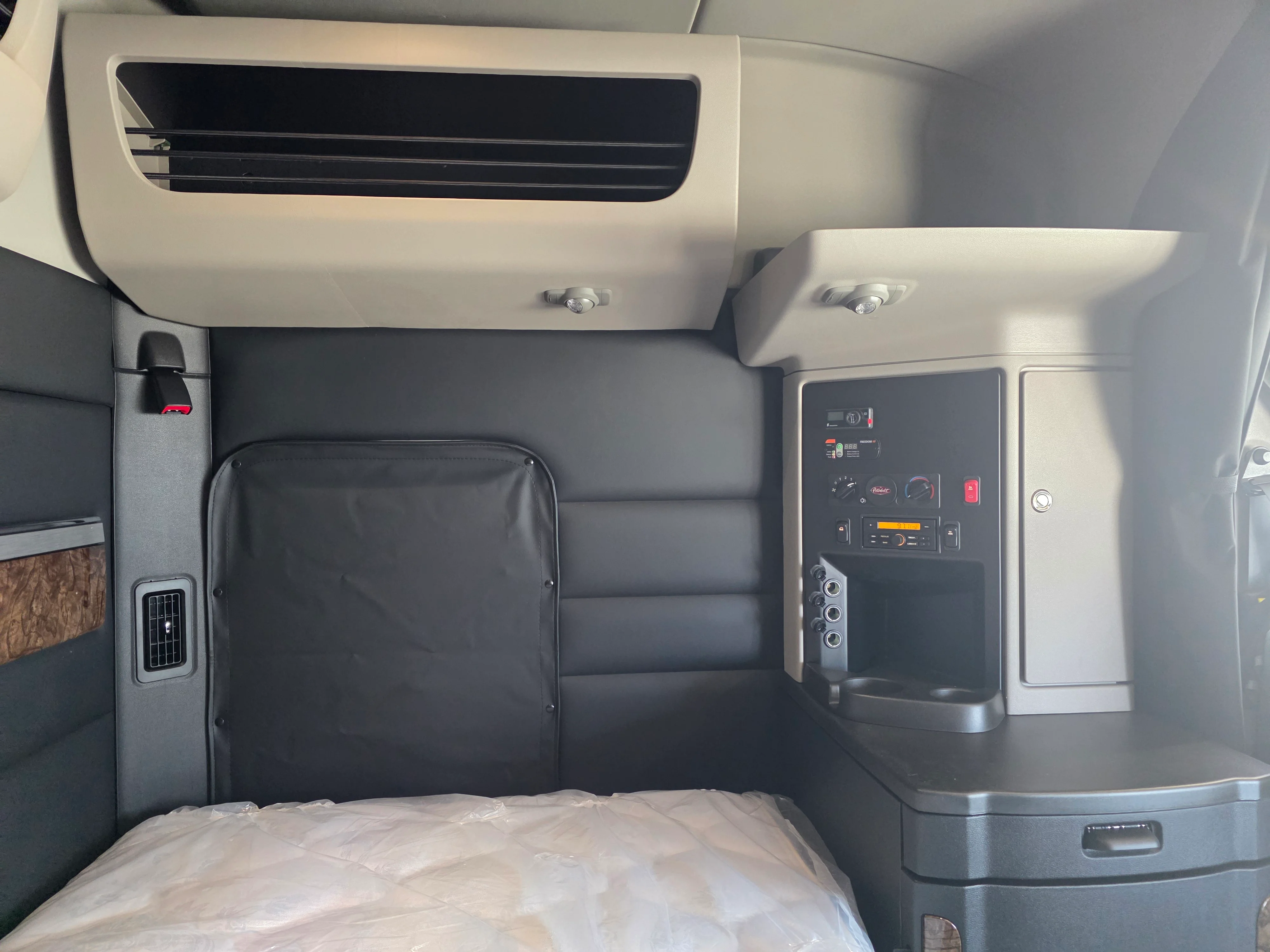 2027 Peterbilt 589 — photo 12