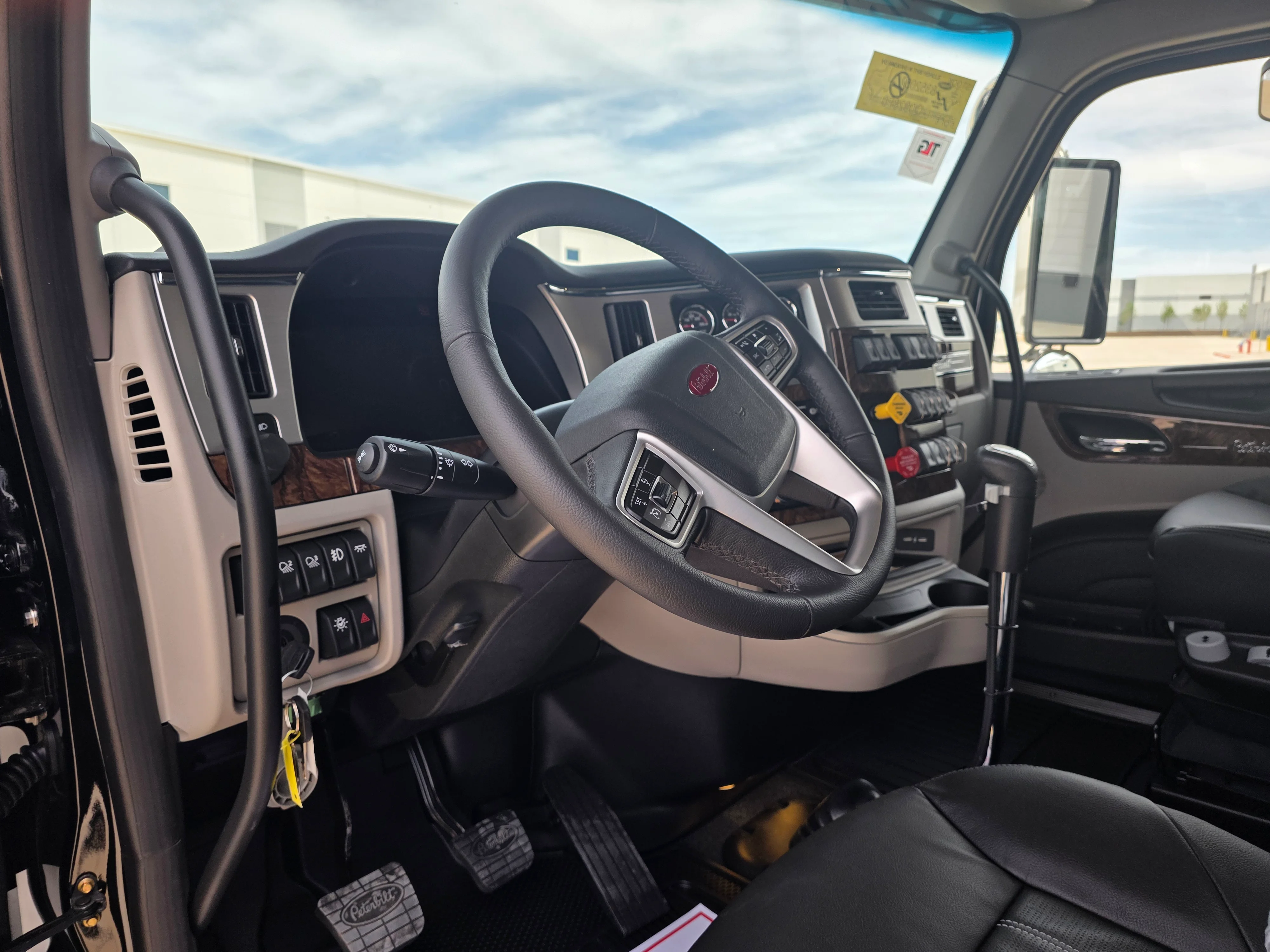 2027 Peterbilt 589 — photo 9
