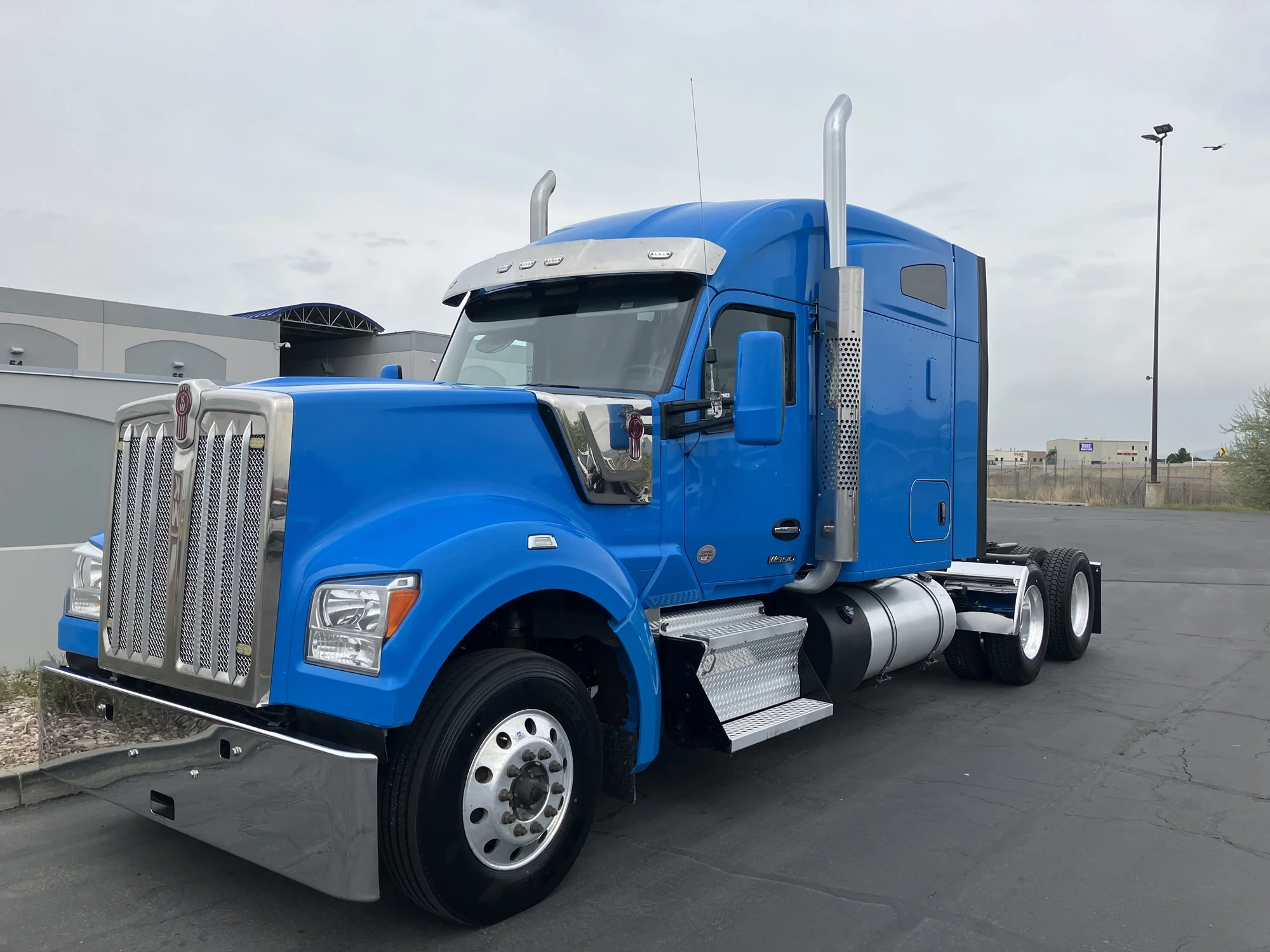 2022 Kenworth W990 - image 2