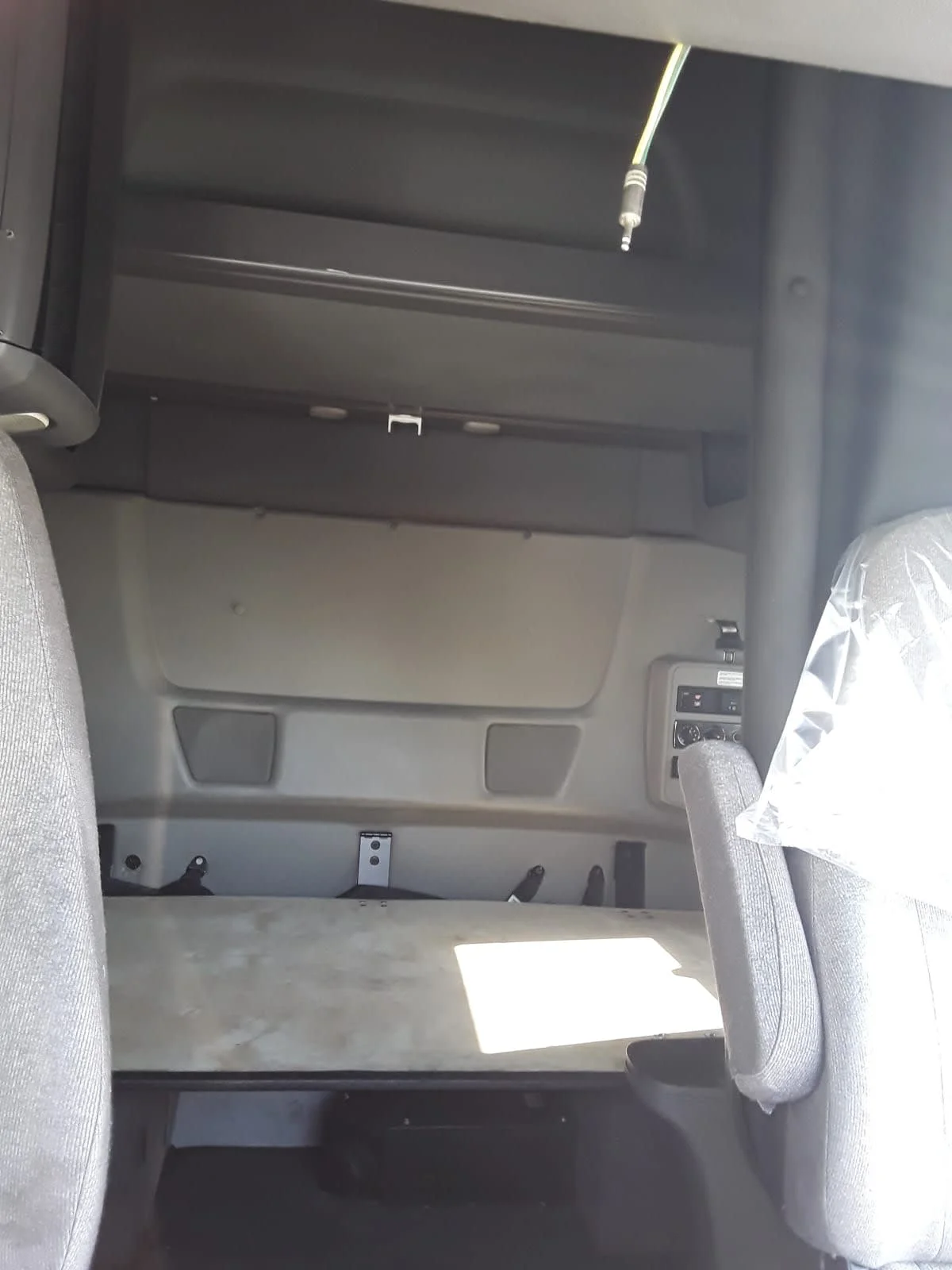 2019 International LT - image 8