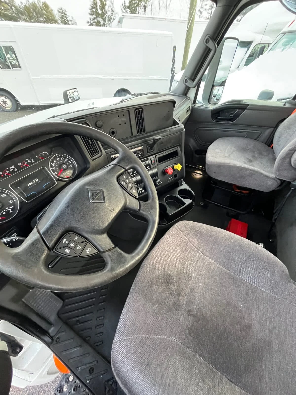 2019 International LT - image 7
