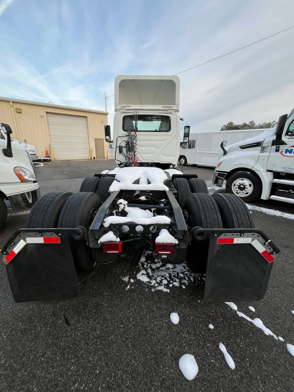 2019 International LT - image 5