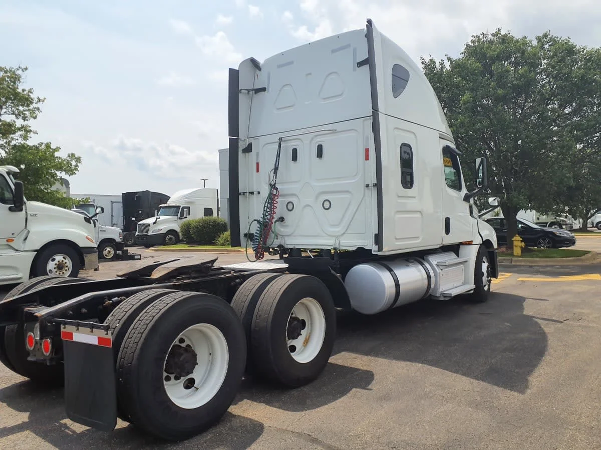 2019 Freightliner Cascadia - image 4
