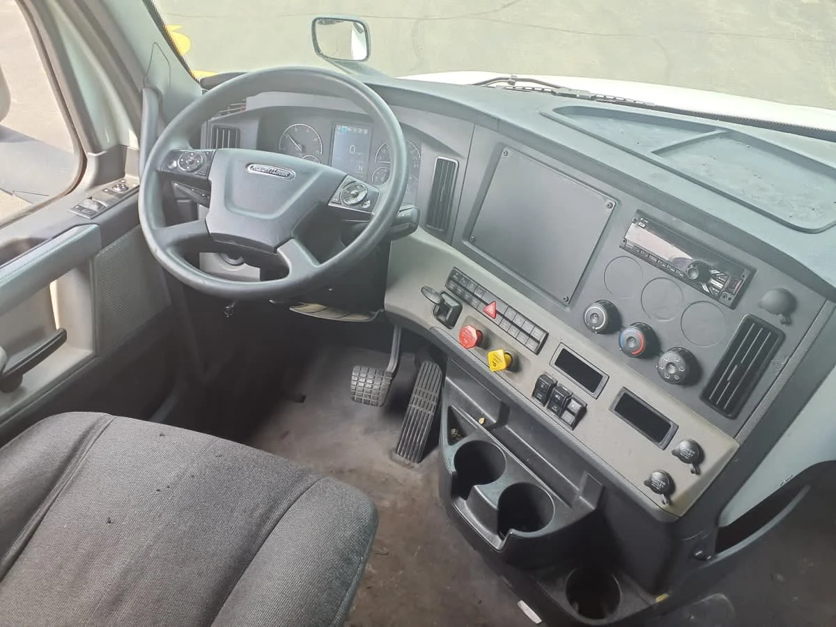 2019 Freightliner Cascadia - image 7