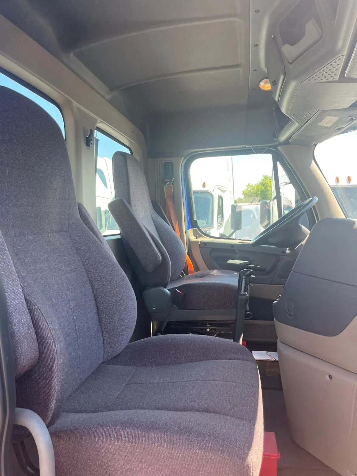 2019 Freightliner Cascadia in Minneapolis, MN — photo 12