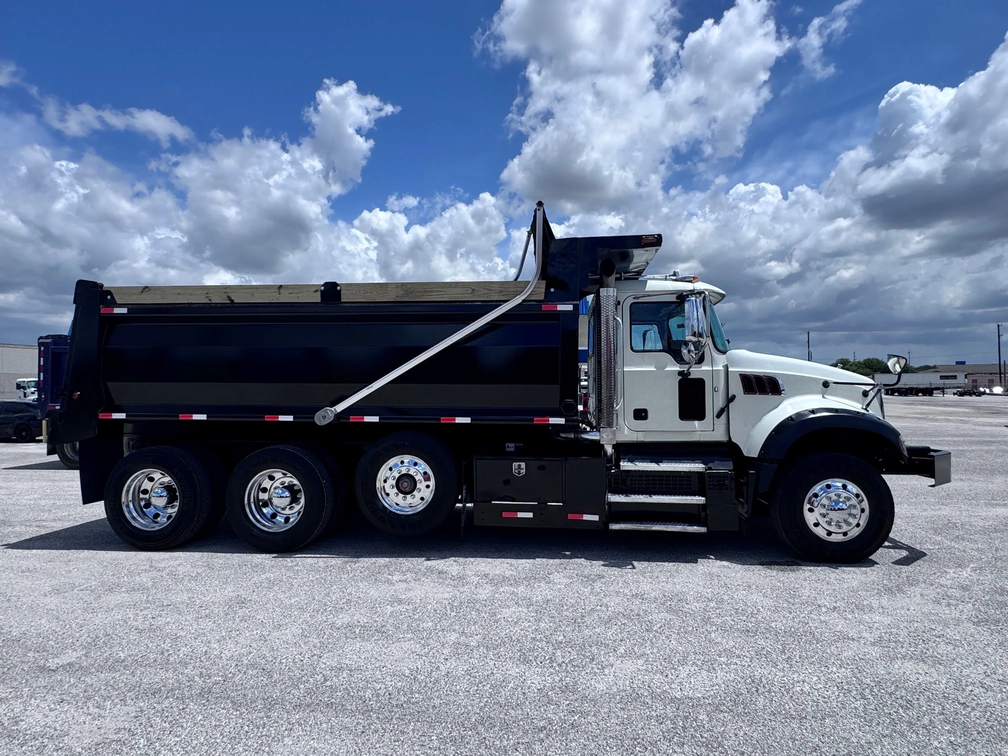 2023 Mack Granite in San Antonio, TX — photo 5