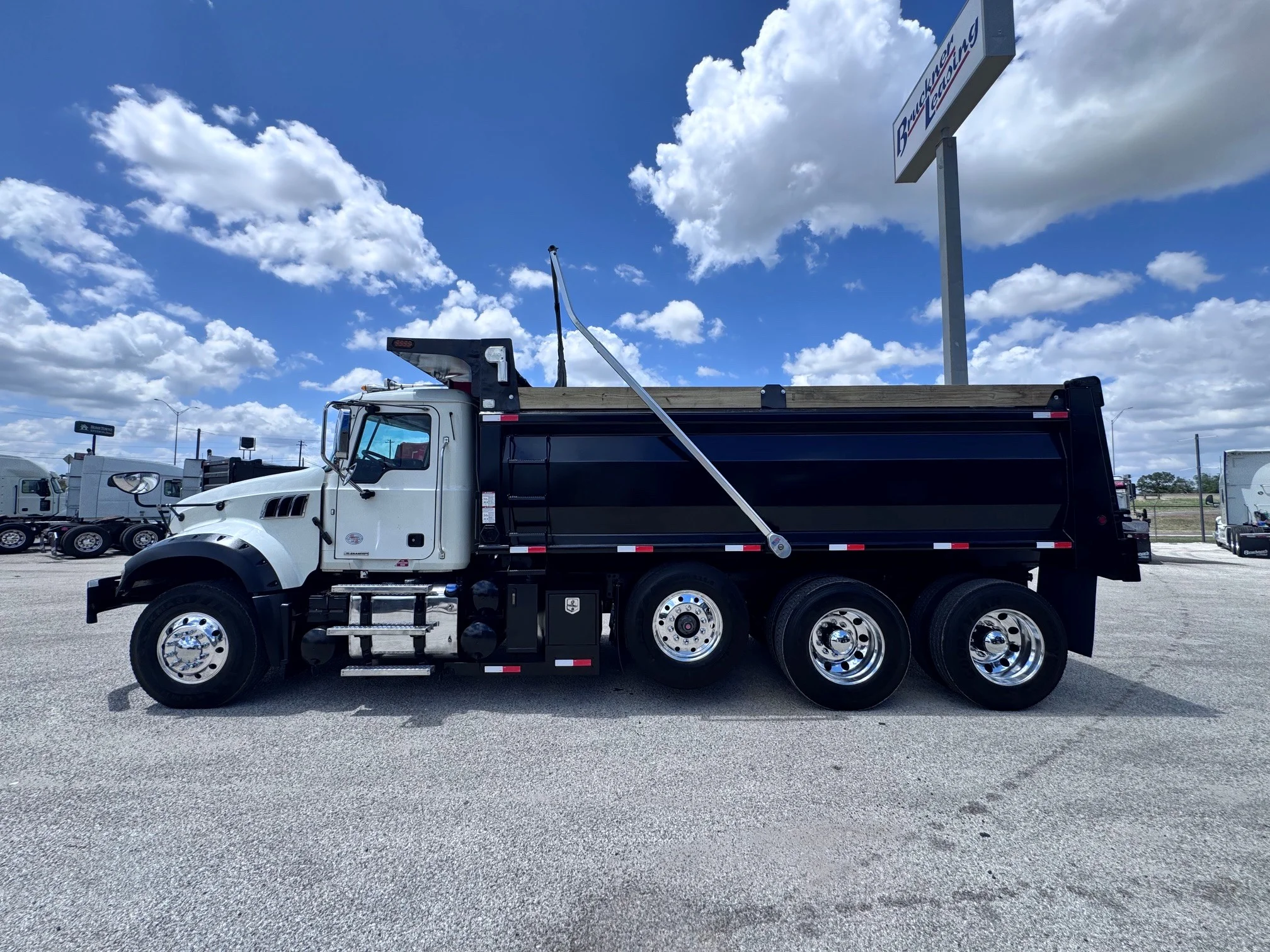 2023 Mack Granite in San Antonio, TX — photo 4