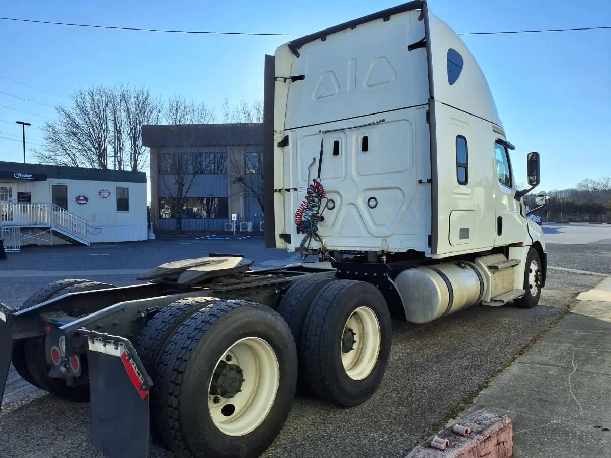 2020 Freightliner Cascadia - image 4
