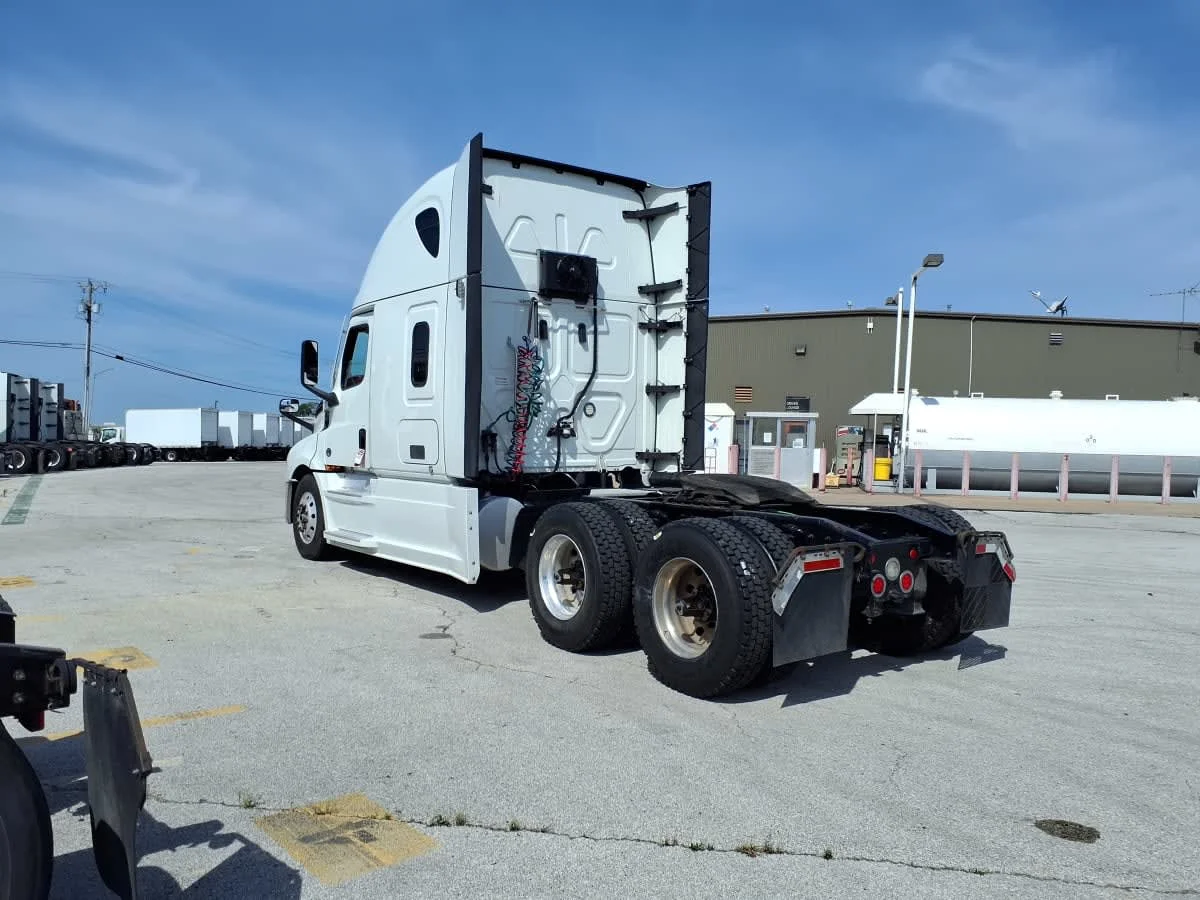 2020 Freightliner Cascadia in Fort Worth, TX — photo 6