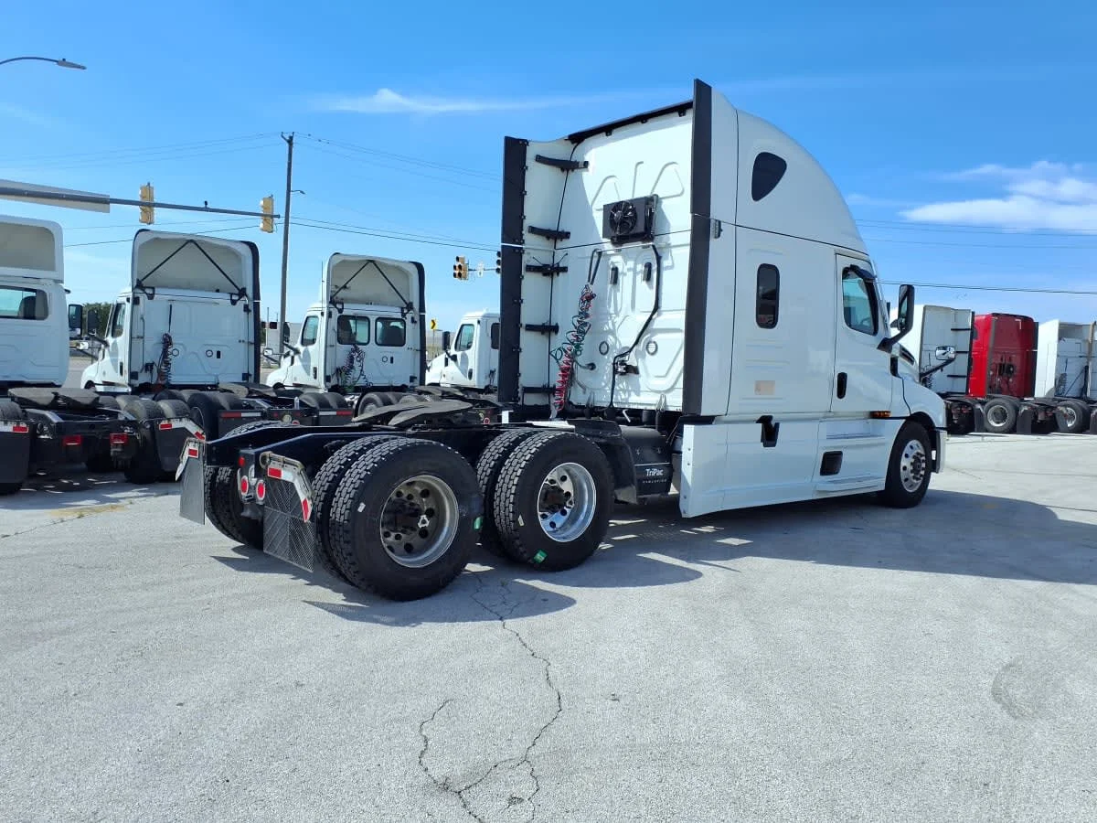 2020 Freightliner Cascadia in Fort Worth, TX — photo 4