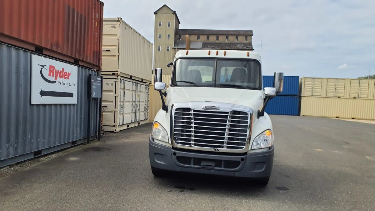 2019 Freightliner Cascadia in Springfield, MA — photo 2