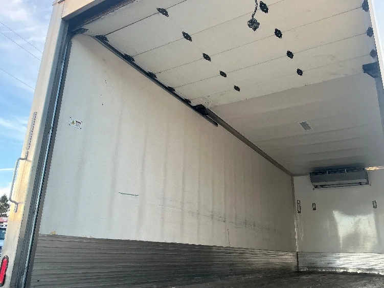 2019 Hino 338 - image 9