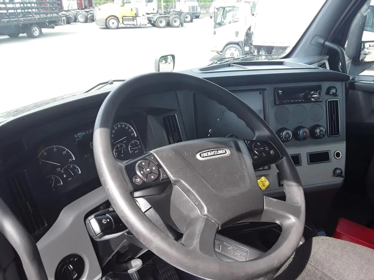 2020 Freightliner Cascadia in Greenville, SC — photo 11