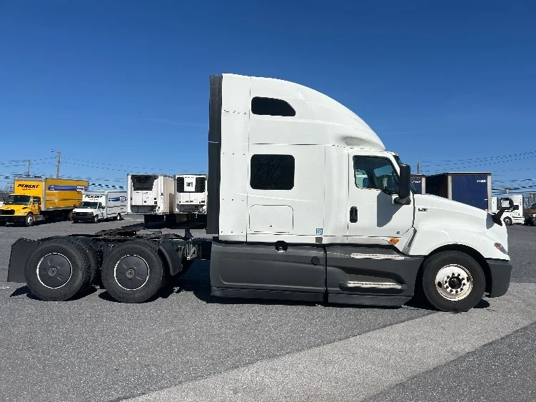 2023 International LT - image 8