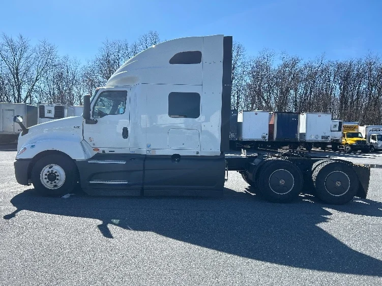 2023 International LT - image 4