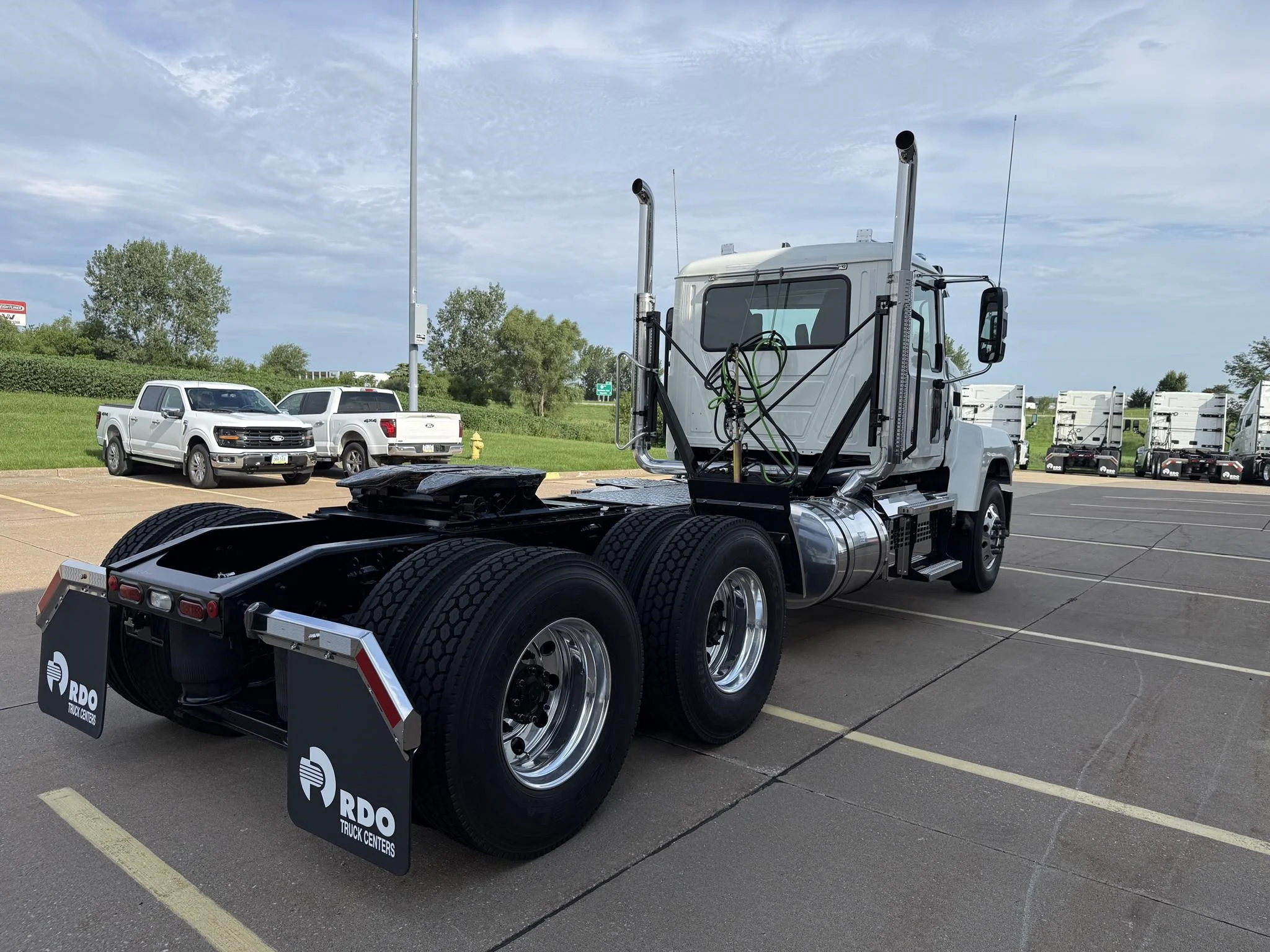 2027 Mack Pinnacle — photo 4