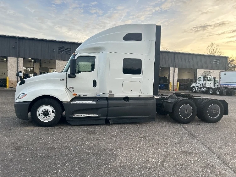 2023 International LT - image 4