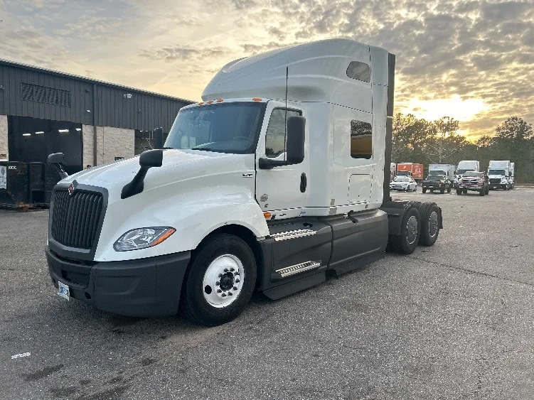 2023 International LT - image 3