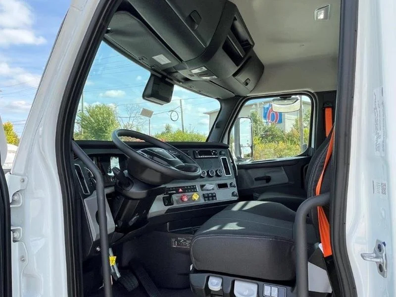 2027 Freightliner Cascadia in Cincinnati, OH — photo 10